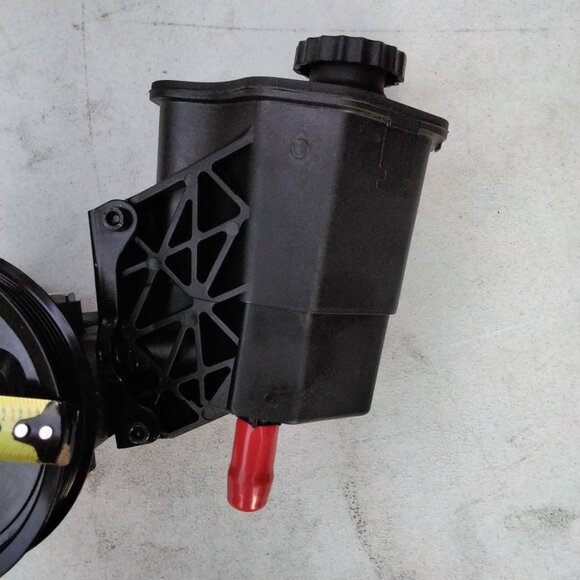 Power Steering Pump & Reservoir Assembly - Picture 10 of 10